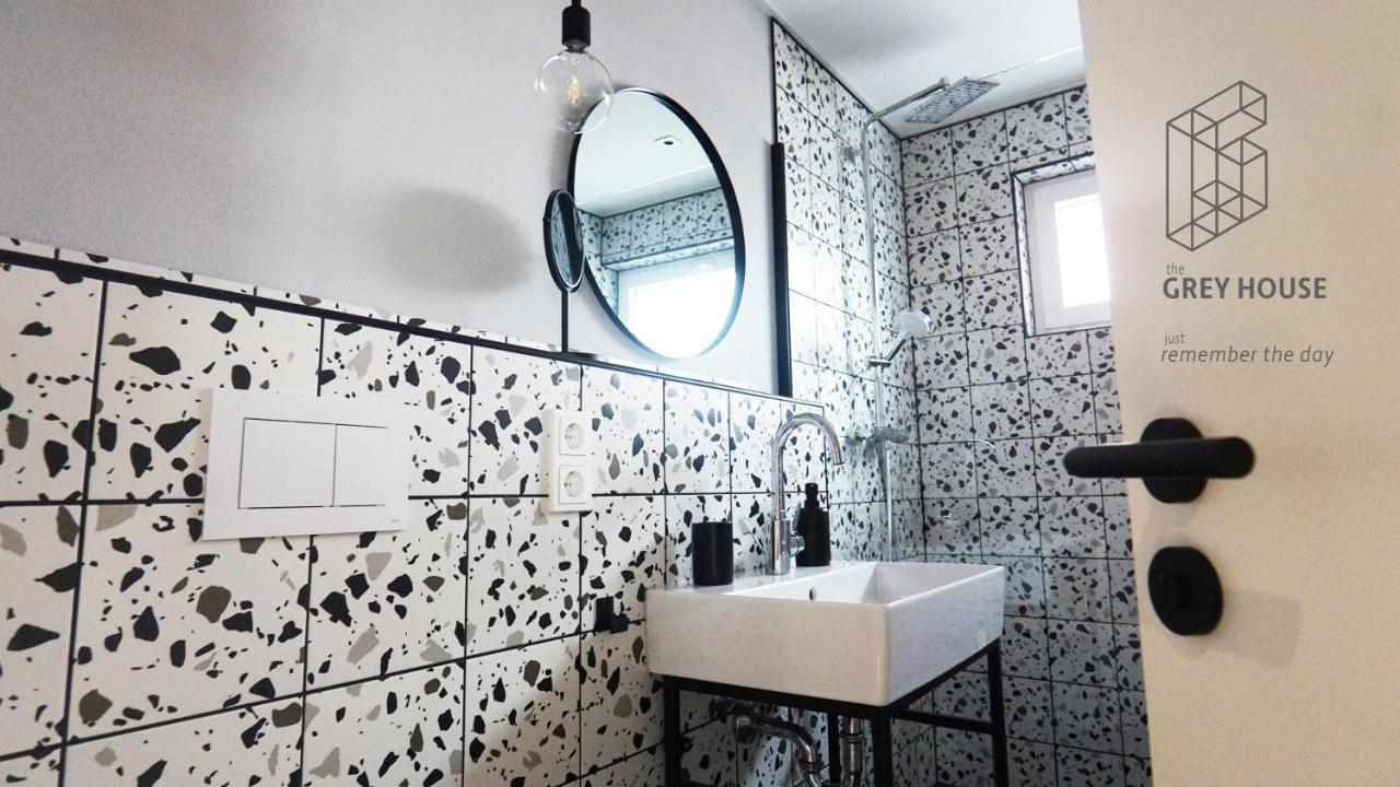 The Grey House Apartment Krov Luaran gambar